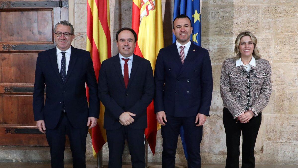 Llorca Diseña una Estrategia para Mejorar Vivienda, Sanidad, Agua y Valenciano en las Diputaciones