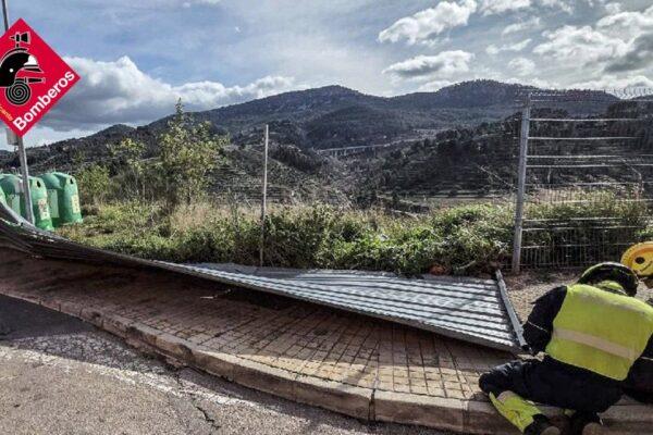 Bomberos de Alicante realizan 144 intervenciones por caídas de ramas y mobiliario urbano, sin heridos reportados