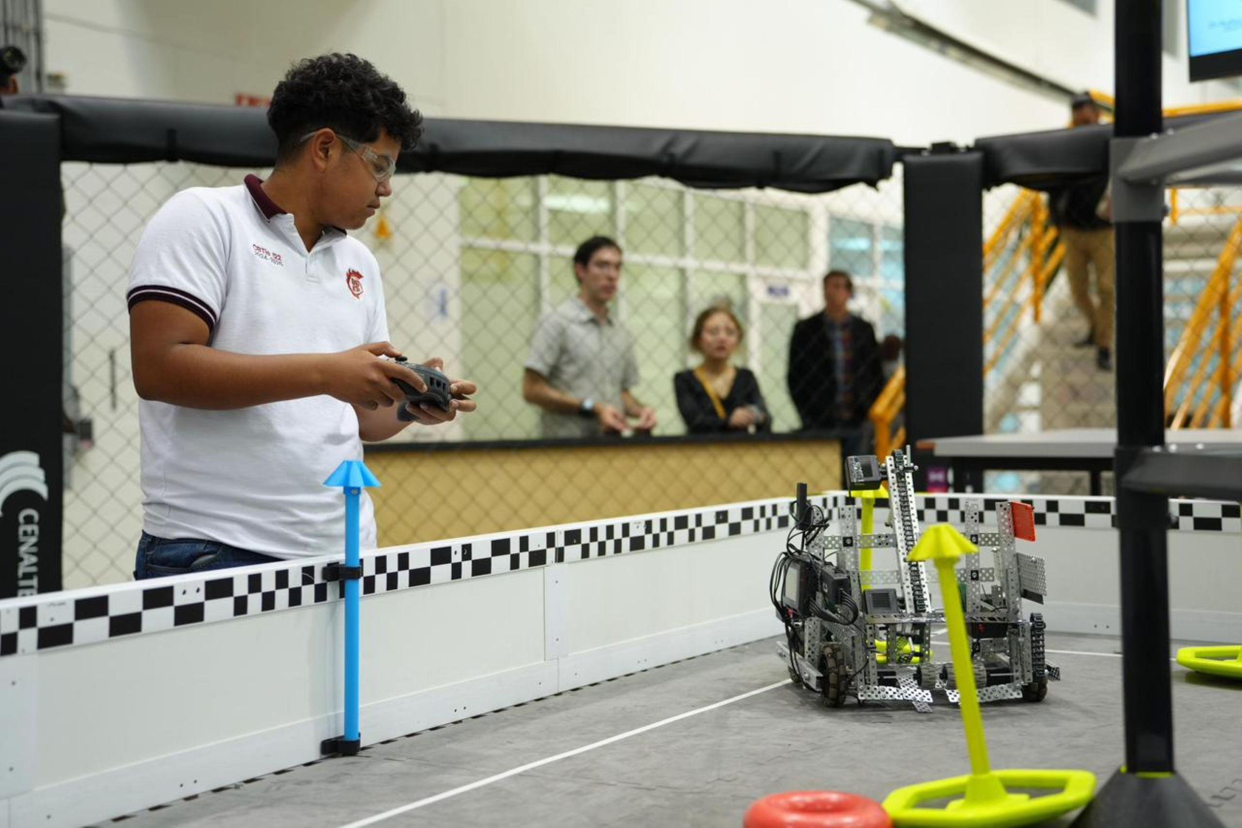 México impulsa bachilleratos con especialización en inteligencia artificial, robótica y nanotecnología