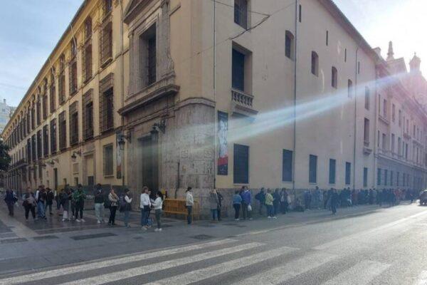 Inmigrantes en Valencia: Crisis por la Falta de Información del Gobierno sobre Regularización