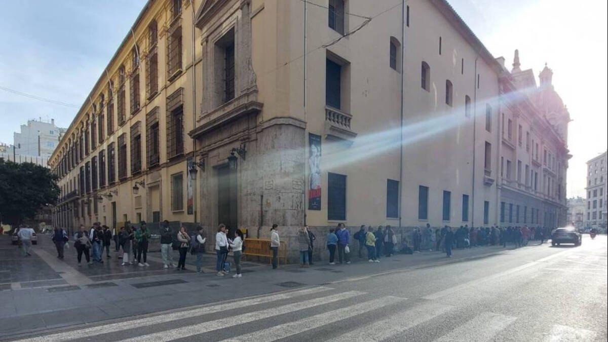 Inmigrantes en Valencia: Crisis por la Falta de Información del Gobierno sobre Regularización