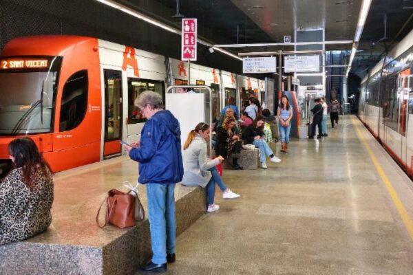 Alicante Potencia el Transporte Público para una Noche de Amor y Carnaval Inolvidable