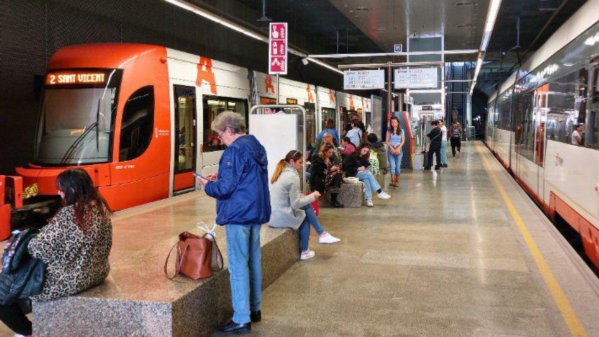 Alicante Potencia el Transporte Público para una Noche de Amor y Carnaval Inolvidable