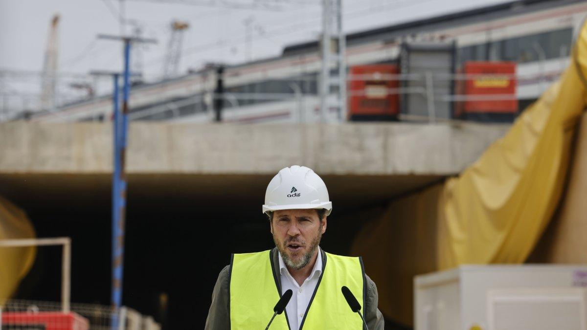 "460 Días Sin Tren en la Zona Dana: Óscar Puente Asegura que Está Haciendo un Gran Trabajo"
