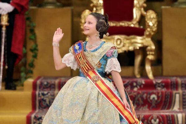 Marta Mercader se corona como la reina de las Fallas infantiles con un espectacular traje azul cristal