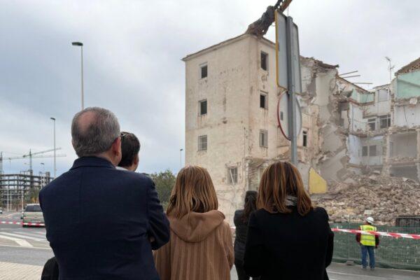 Avanza la regeneración urbana en el barrio San Antón de Elche con la demolición del bloque