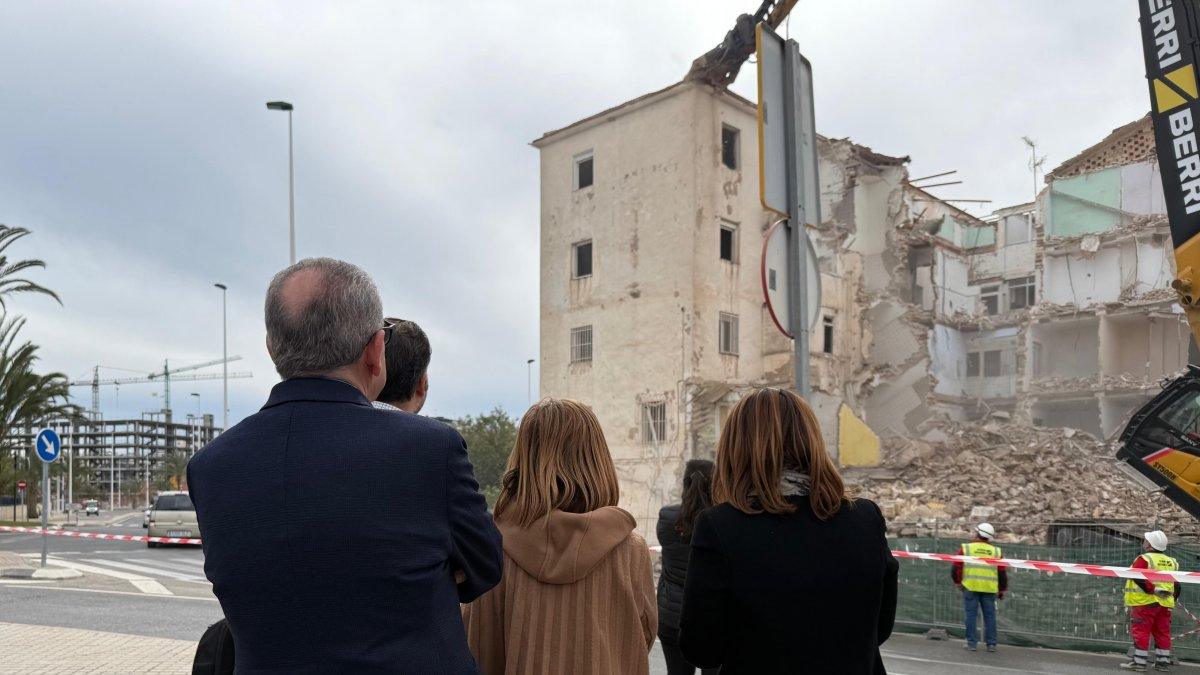 Avanza la regeneración urbana en el barrio San Antón de Elche con la demolición del bloque