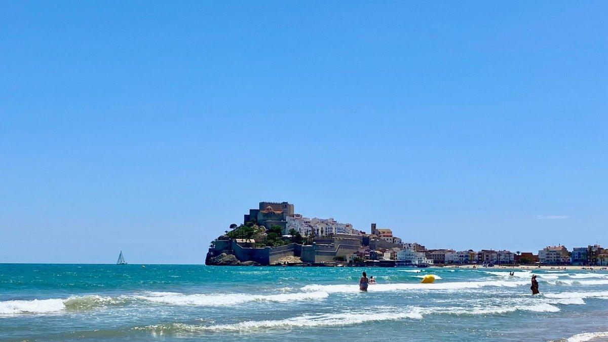 Descubren un cadáver en la playa de Peñíscola: Impactante hallazgo que conmociona a la localidad