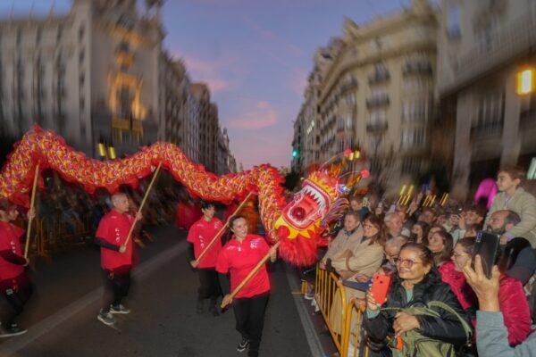 Valencia Celebra el Año Nuevo Chino: Cabalgata Espectacular, Dragones y Más de 20,000 Asistentes en las Calles