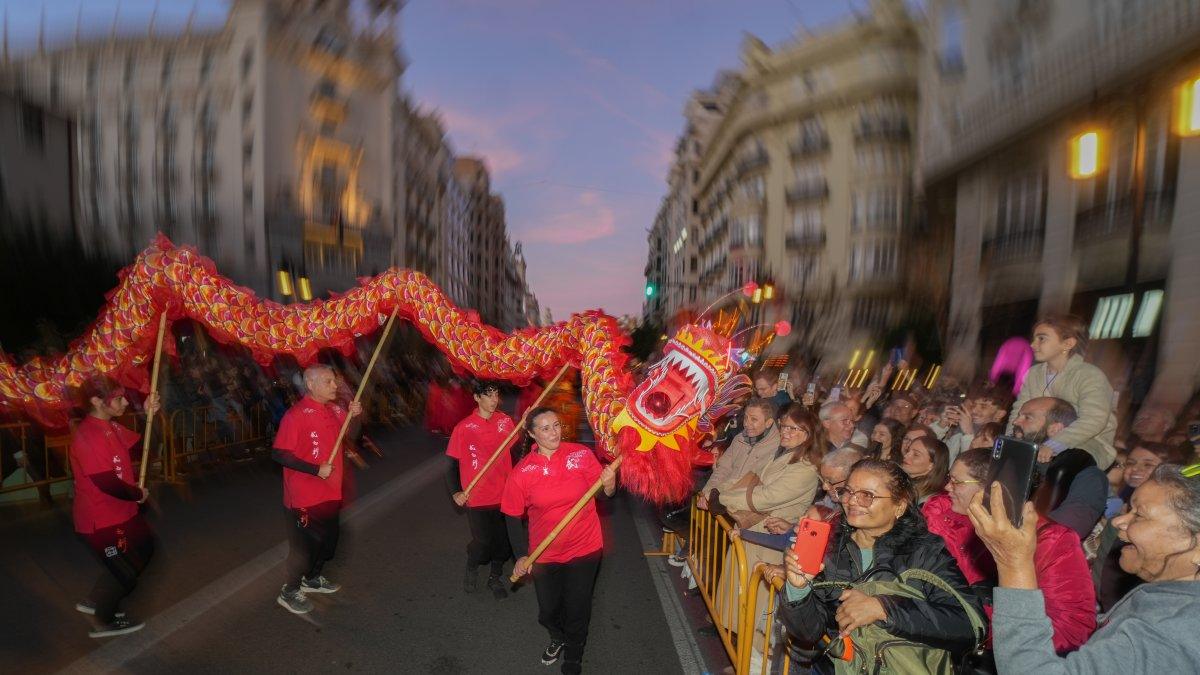 Valencia Celebra el Año Nuevo Chino: Cabalgata Espectacular, Dragones y Más de 20,000 Asistentes en las Calles