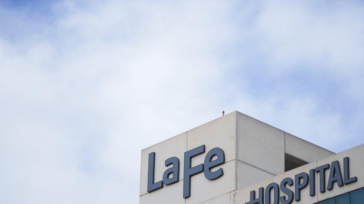 Hombre grave tras electrocutarse y caer varios metros en Dénia: trasladado en helicóptero al hospital La Fe