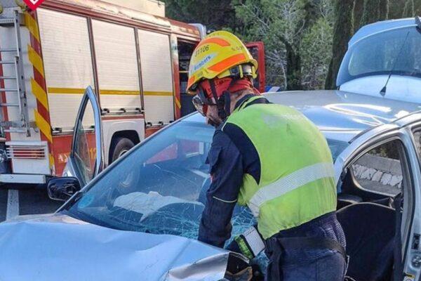 Rescate de dos ocupantes atrapados en coche tras accidente frontal en Benissa