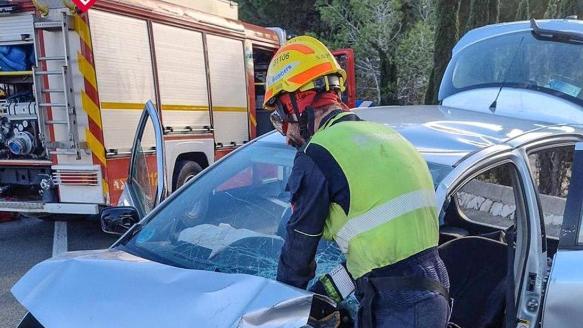 Rescate de dos ocupantes atrapados en coche tras accidente frontal en Benissa