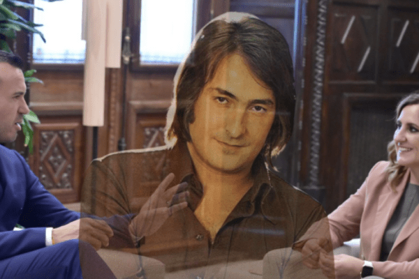 Mompó Desmiente Rivalidad con Catalá por Nino Bravo y Aboga por Mantener el Museo en Aielo