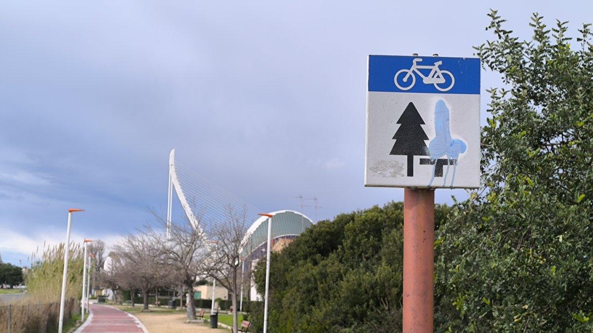 El alto coste de pintar señales de tráfico en Valencia: ¿por qué es tan caro?