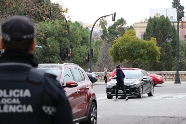 Valencia Lanza una Cruzada Contra los Gorrillas: Controles Rigurosos del Ayuntamiento para Erradicar su Actividad