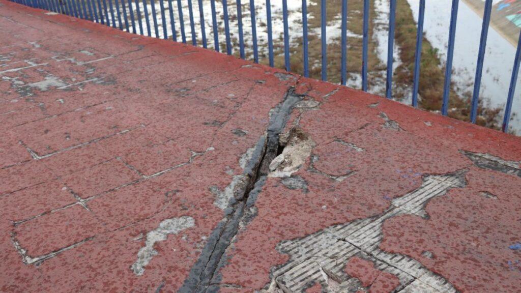 Descubre el estado de la pasarela del Turia: socavones y desprendimientos en el Barrio de la Luz