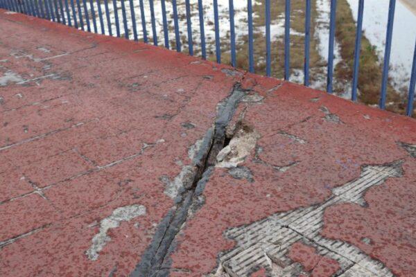 Descubre el estado de la pasarela del Turia: socavones y desprendimientos en el Barrio de la Luz