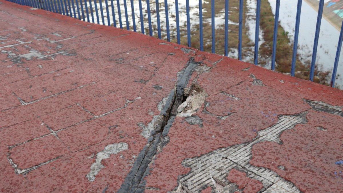 Descubre el estado de la pasarela del Turia: socavones y desprendimientos en el Barrio de la Luz