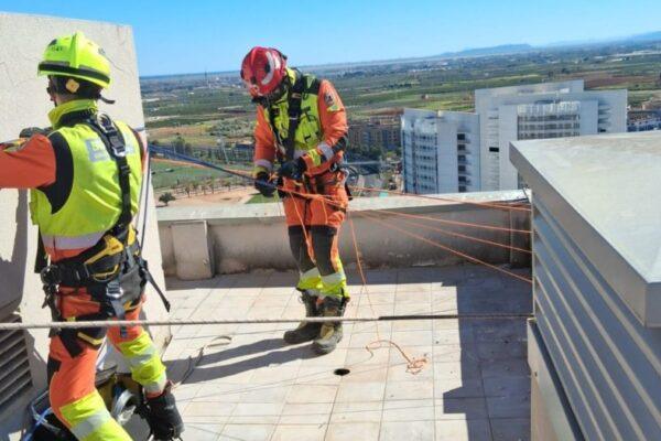 Alerta en rascacielos de Torrent: Bomberos intervienen para asegurar planchas sueltas en la fachada