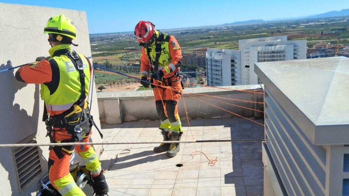 Alerta en rascacielos de Torrent: Bomberos intervienen para asegurar planchas sueltas en la fachada