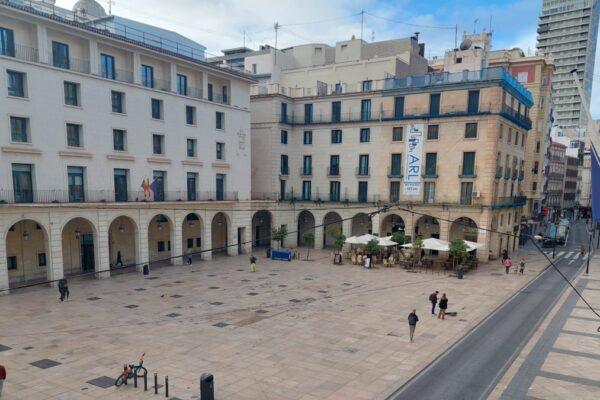 Alicante avanza hacia la peatonalización de la Plaza del Ayuntamiento: estudios técnicos adjudicados