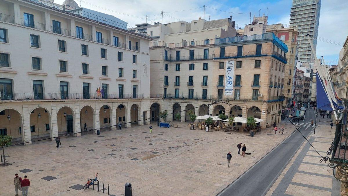 Alicante avanza hacia la peatonalización de la Plaza del Ayuntamiento: estudios técnicos adjudicados