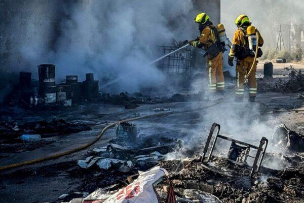 Incendio en Bisgastro: Quema de broza se descontrola y afecta nave industrial