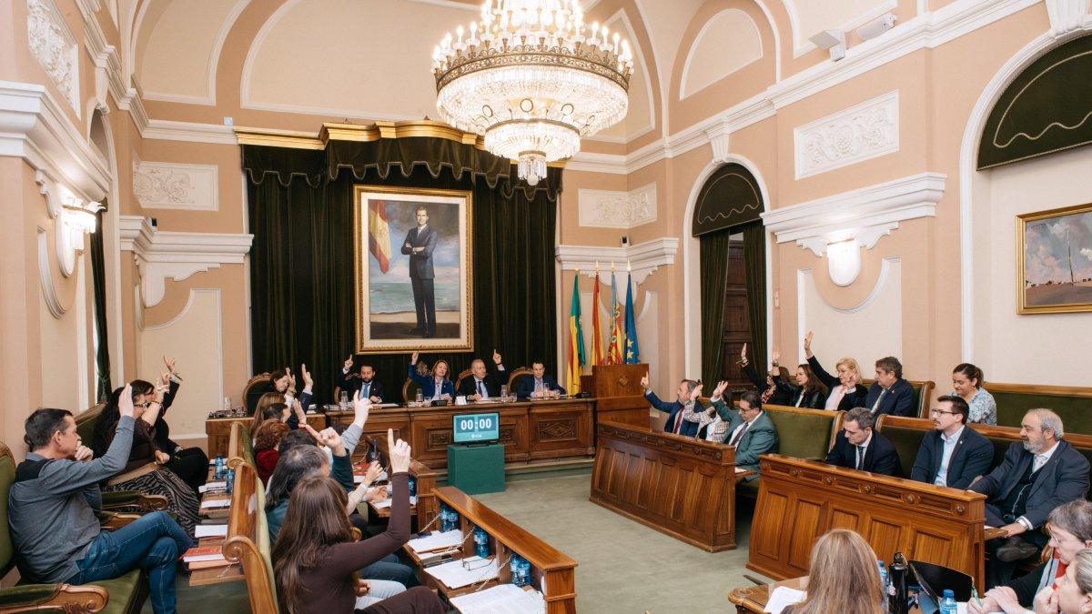 Castellón Prohíbe el Burka en Edificios Municipales y Aprueba un Nuevo Plan de Igualdad, a Pesar de la Oposición de Vox