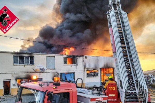 Bomberos protegen oficinas vecinas de un incendio en una nave en Biar