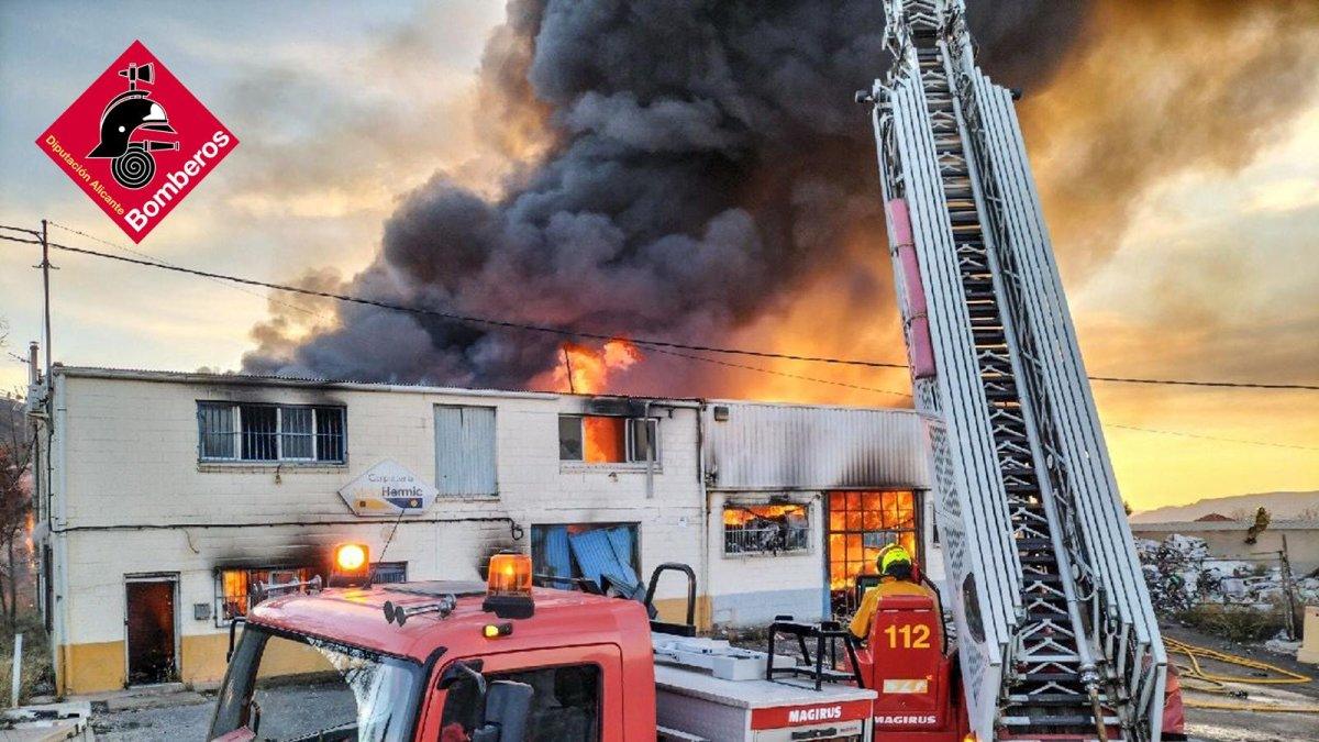 Bomberos protegen oficinas vecinas de un incendio en una nave en Biar