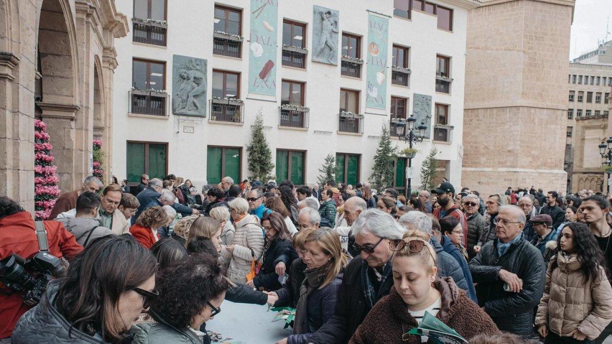 Castellón se Viste de Fiesta: 200,000 Pulseras, Cintas y Programas Listos para la Celebración de la Magdalena