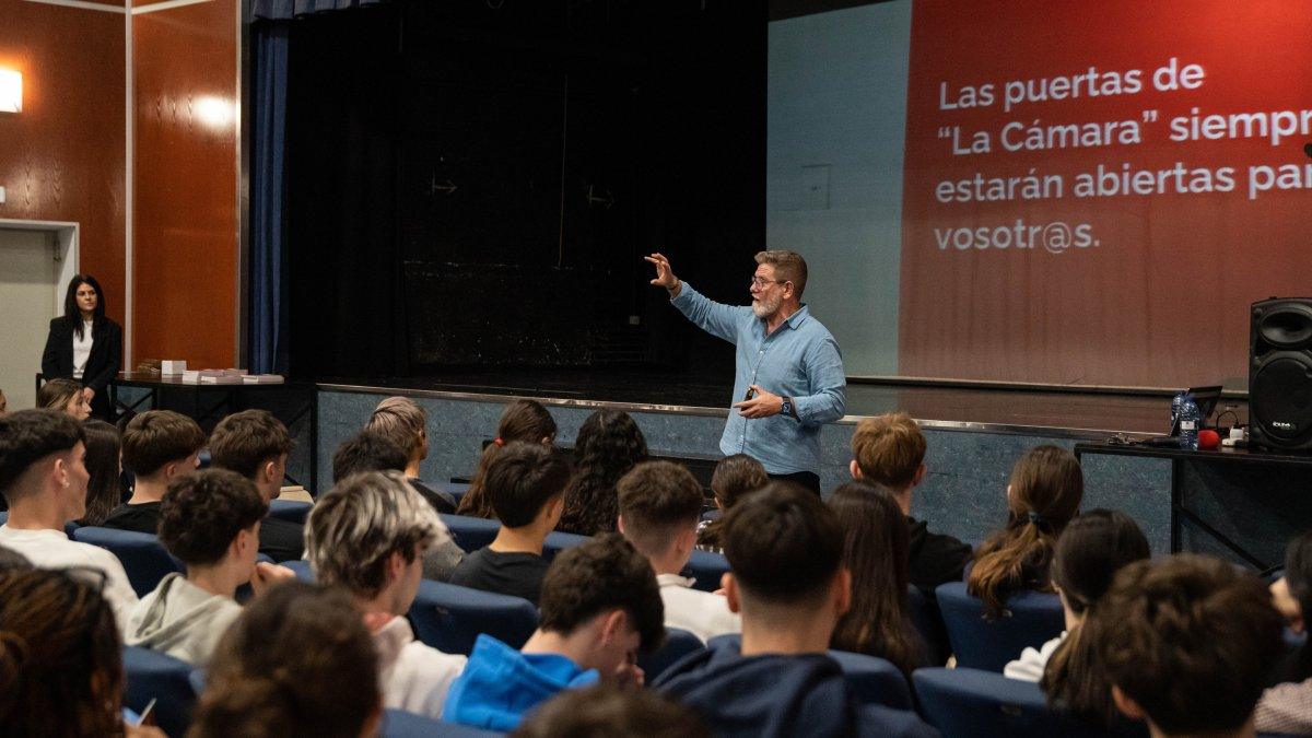 La empresa alicantina revoluciona la educación con "La Cámara en tu aula" en escuelas