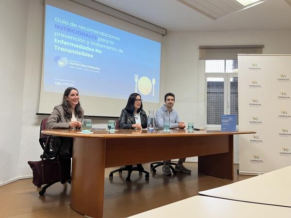 Marta Dasí, autora de la guía; Maite Navarro, presidenta CODiNuCoVa; y Carlos Mudarra, autor de la guía