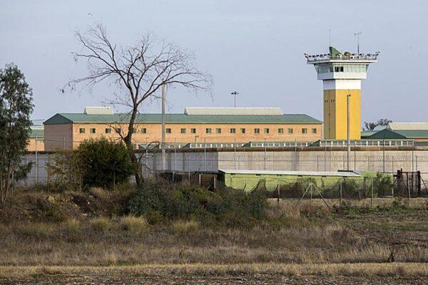 Sindicatos alertan sobre motín y agresiones a funcionarios en la prisión de Huelva: ¿Qué está sucediendo?