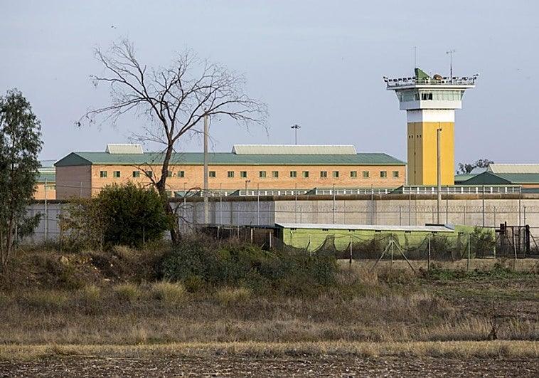 Sindicatos alertan sobre motín y agresiones a funcionarios en la prisión de Huelva: ¿Qué está sucediendo?