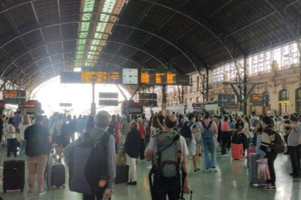 Renfe reconsidera: Restablecerá el servicio de trenes a Valencia en Fallas bajo condiciones de seguridad del ayuntamiento