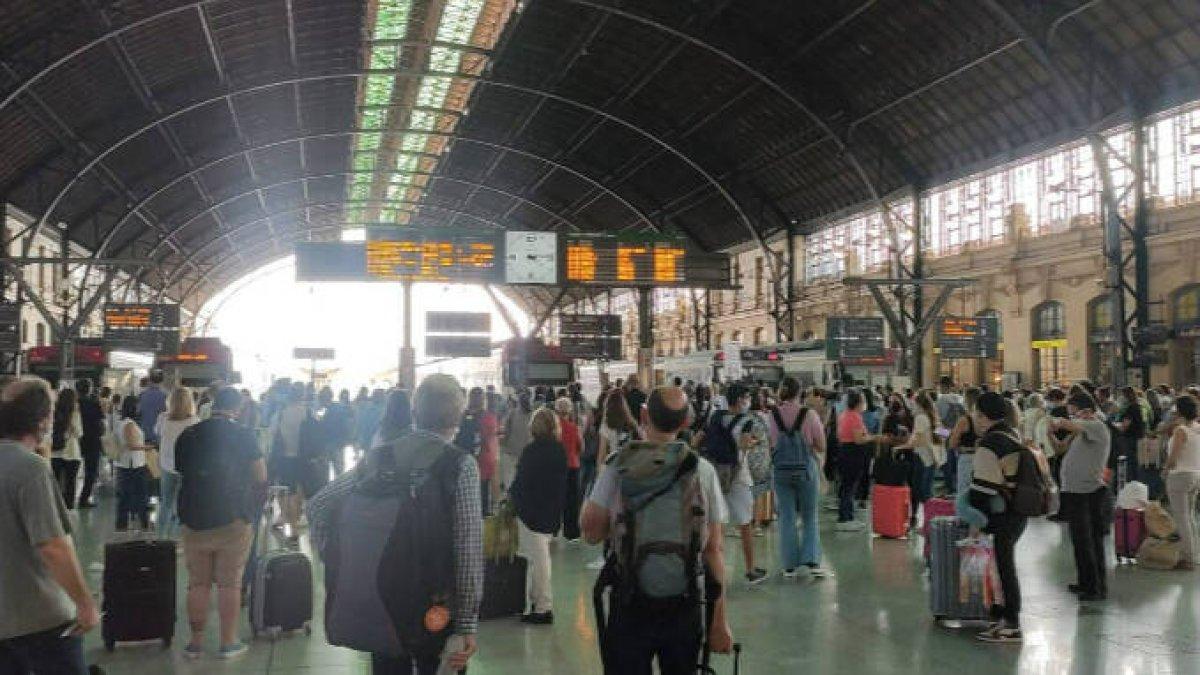 Renfe reconsidera: Restablecerá el servicio de trenes a Valencia en Fallas bajo condiciones de seguridad del ayuntamiento