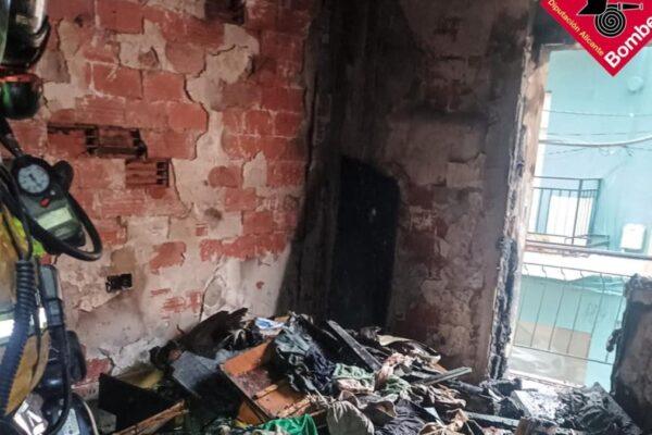 Bomberos salvan a vecino atrapado en incendio de edificio en Dénia: heroica rescate en el cuarto piso