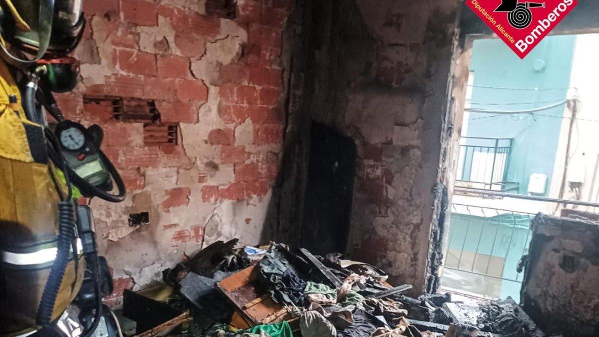 Bomberos salvan a vecino atrapado en incendio de edificio en Dénia: heroica rescate en el cuarto piso