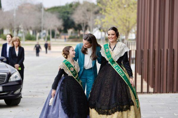 Letizia celebra la fiesta de la Magdalena en Castellón con un emotivo abrazo a las Reinas al ritmo de dolçainas