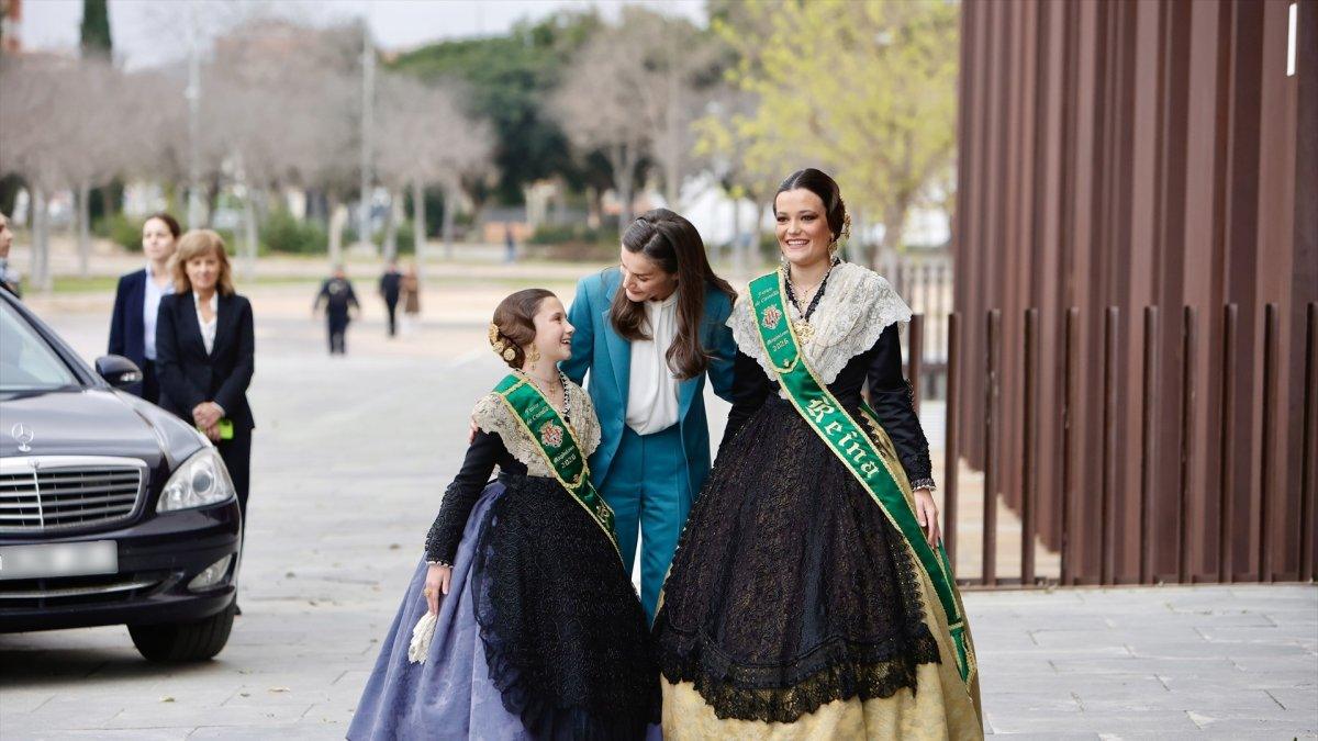 Letizia celebra la fiesta de la Magdalena en Castellón con un emotivo abrazo a las Reinas al ritmo de dolçainas