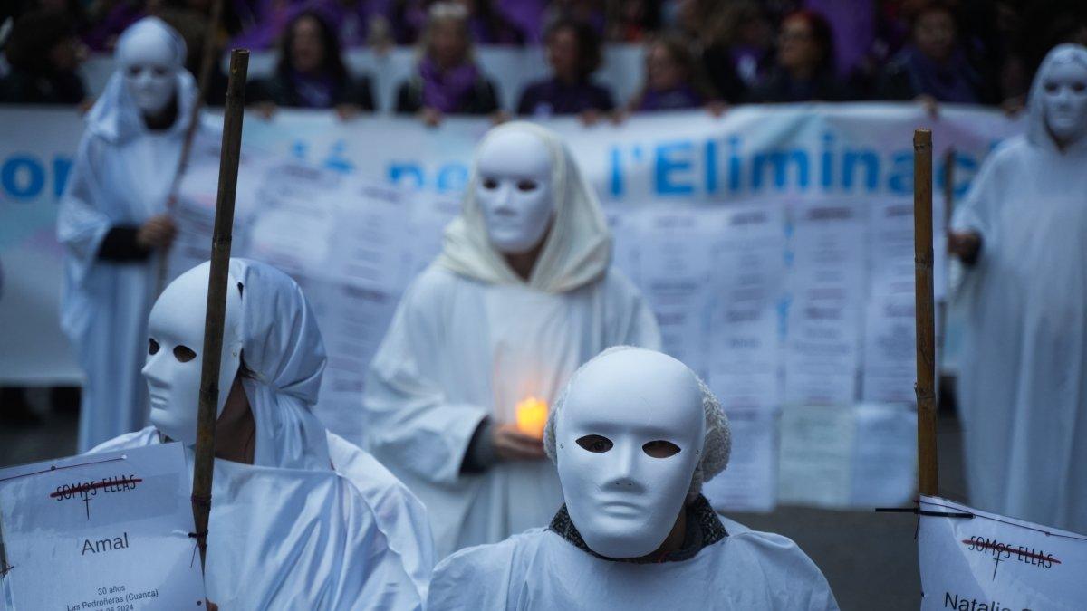 Feministas inician campaña de firmas para modificar espectáculo pirotécnico durante la manifestación del 8M