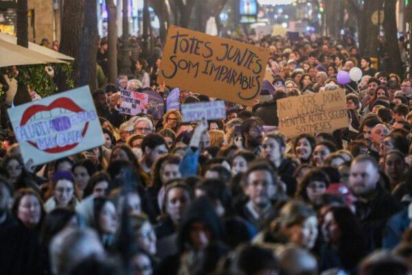 El Ayuntamiento propone ajustar el horario del espectáculo pirotécnico para evitar conflictos con las feministas en el 8M