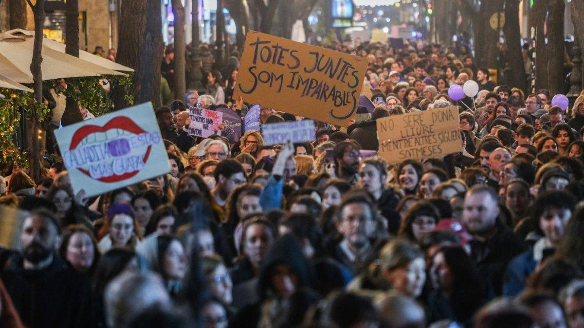 El Ayuntamiento propone ajustar el horario del espectáculo pirotécnico para evitar conflictos con las feministas en el 8M