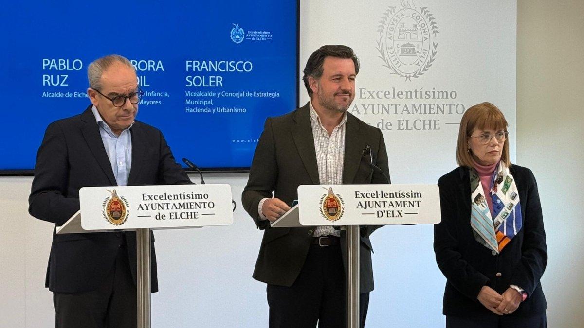 Elche da la bienvenida a sus 14 vecinos de Oriente Medio tras un contacto constante y exitoso