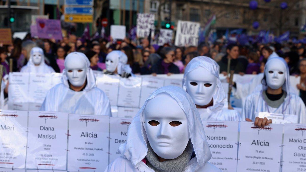 8M en Valencia: La Marea Morada Toma las Calles y Deja en Segundo Plano la Protesta Ideológica