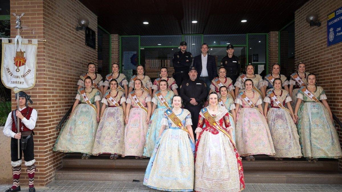 Las Falleras Mayores de Torrent Rinden Homenaje a la Dedicación de los Cuerpos de Seguridad en las Fiestas