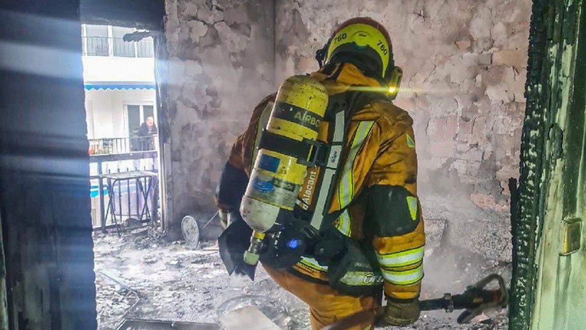 Incendio en Altea: Desalojo preventivo de diez personas en un cuarto piso