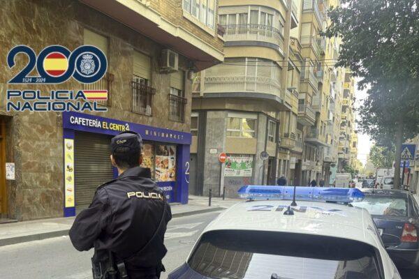 Policía de paisano detiene intento de hurto a anciano en Elche: un vecino héroe interviene